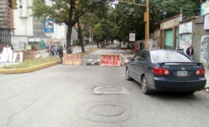En la avenida Rómulo Gallegos realizan trancazo en varios puntos #19Jul (Fotos)