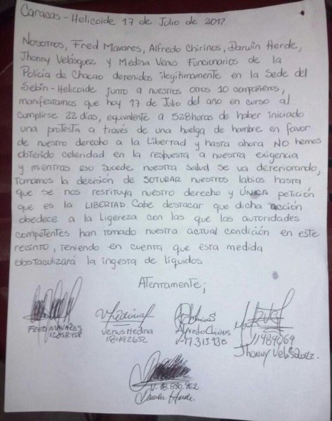 Carta emitida por los PoliChacao en la sede del Sebin en El Helicoide // Foto @jesusmedinae