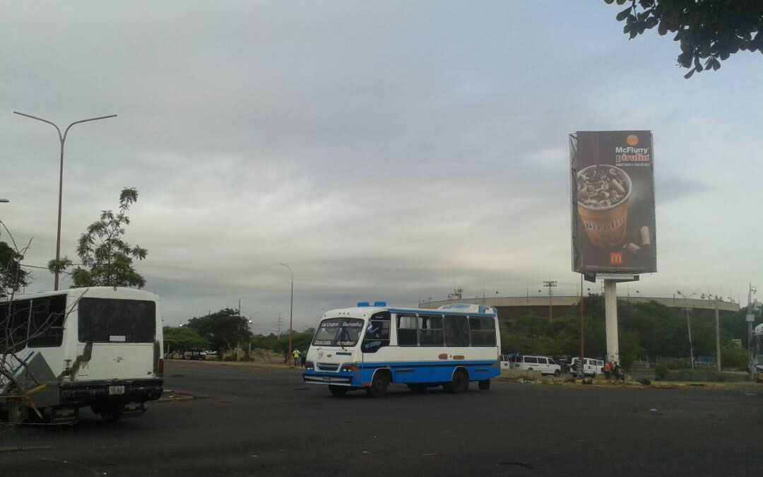 Encapuchados cierran con buses accesos a la Urbe en Maracaibo (foto)