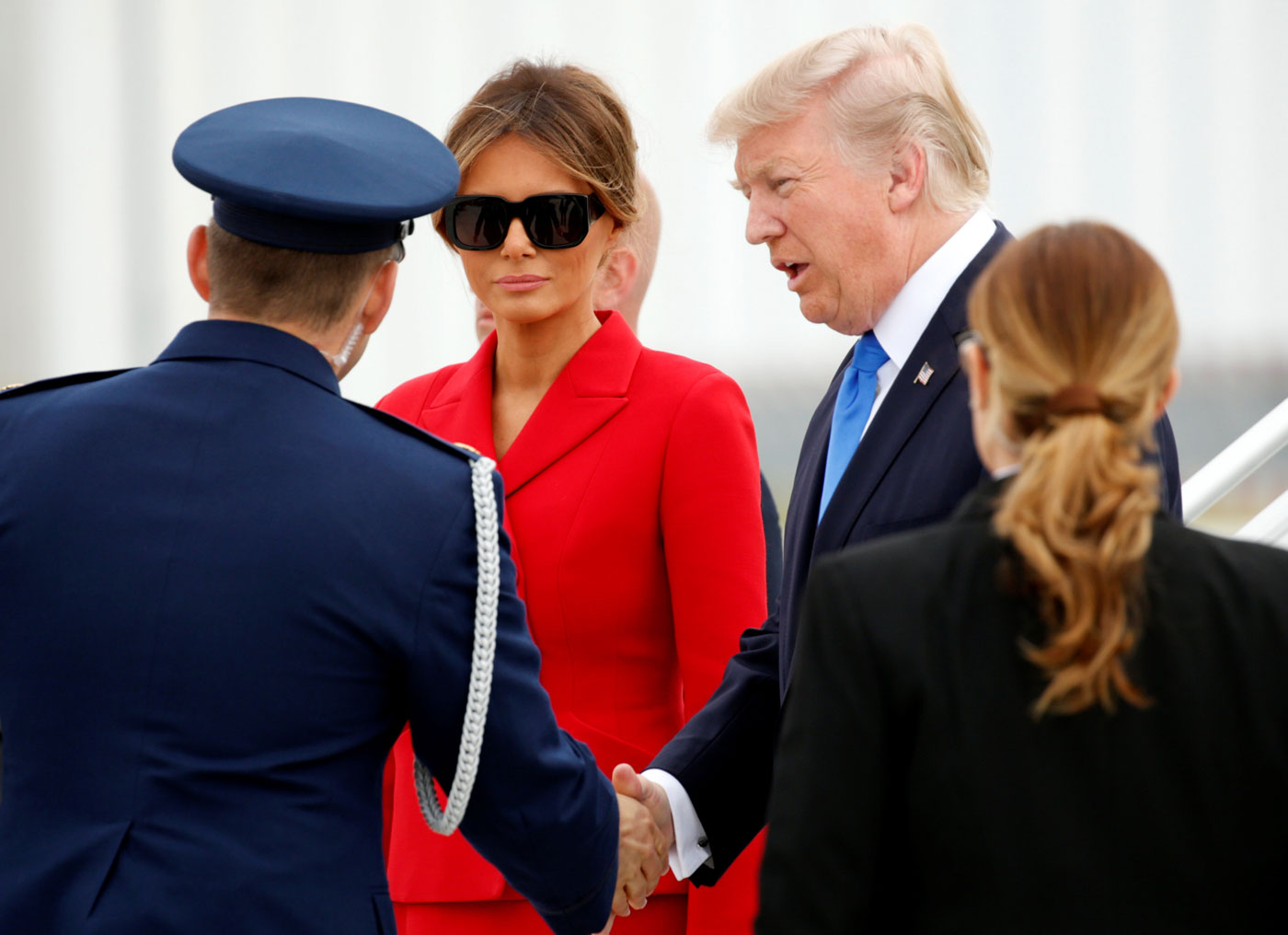 París recibe por todo lo alto a un Trump en apuros en Washignton