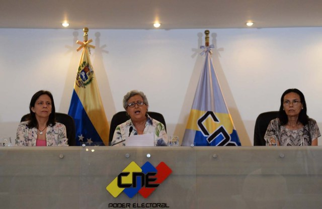 The head of the National Electoral Council (CNE), Tibisay Lucena (C), offers a press conference in Caracas on August 2, 2017 during which she denied allegations that the turnout figure over Venezuela's new assembly was manipulated. The legitimacy of a powerful new assembly in Venezuela being sworn in on Wednesday was thrown further into question when the voting technology firm involved in its election said the turnout figure was "manipulated." Lucena, an ally of Venezuelan President Nicolas Maduro, had said there had been "extraordinary turnout" of more than eight million voters, 41.5 percent of the electorate. / AFP PHOTO / Federico PARRA