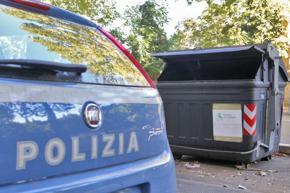 Hallan dos piernas de mujer en un contenedor de basura en Roma (fotos)