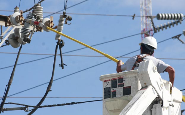 MARACAIBO, VENEZUELA 13/01/2010 LOS HABITANTES DE LA RESIDENCIA EL CUJI PASARON MAS HORAS SIN LUZ DE LO PLANEADO POR CORPOELEC DEBIDO A UNA FACHA CUANDO VOLVIO LA ENERGIA ELECTRICA. EN LA GRAFICA EMPLEADO DE CORPOELEC REALIZA SUS LABORES