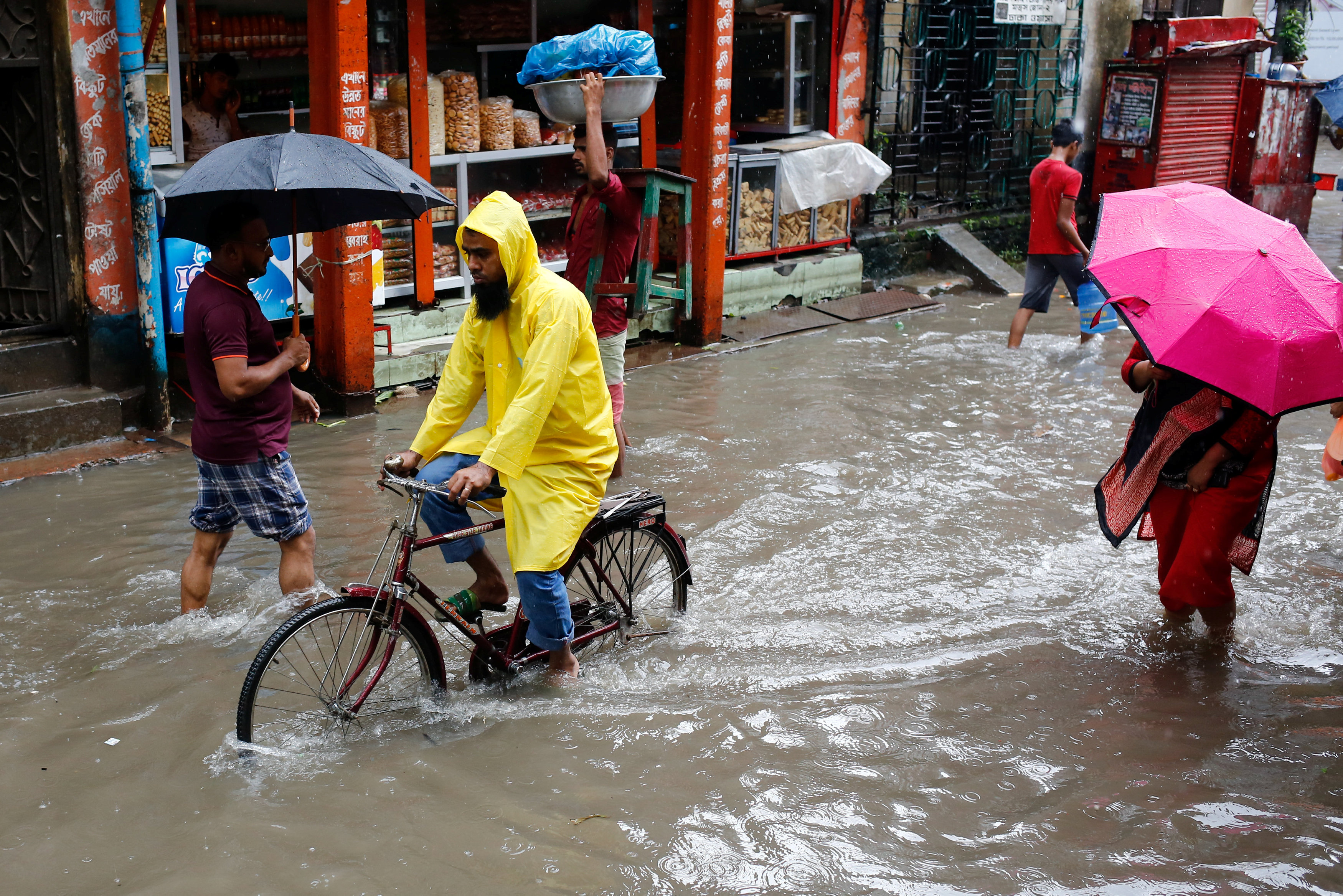 Al menos 14 muertos y más de 125.000 evacuados tras inundaciones en Bangladesh (+fotos)