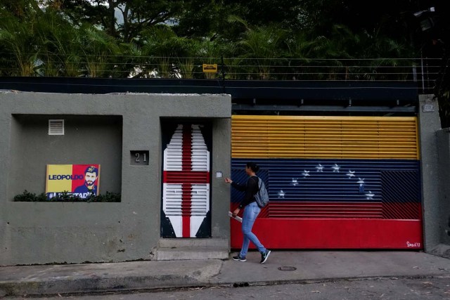 A woman walks in front of the house of Venezuelan opposition leader Leopoldo Lopez in Caracas, Venezuela August 1, 2017. REUTERS/Carlos Garcia Rawlins