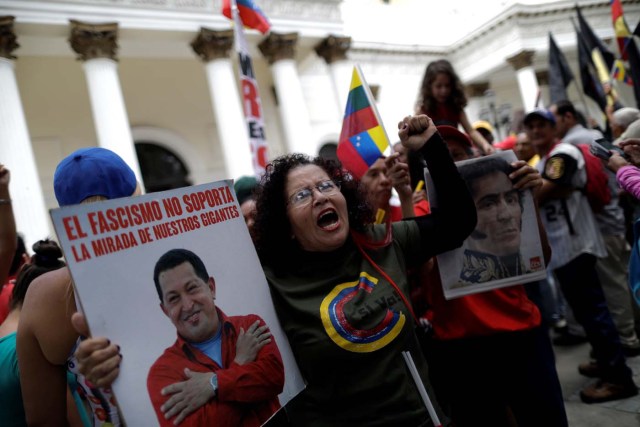 Supporters of Venezuela's President Nicolas Maduro's government demonstrate before the first session of constituent assembly in Caracas, Venezuela August 4, 2017. The poster with late Venezuela's President Hugo Chavez reads: "Fascism does not stand the gaze of our giants." REUTERS/Ueslei Marcelino