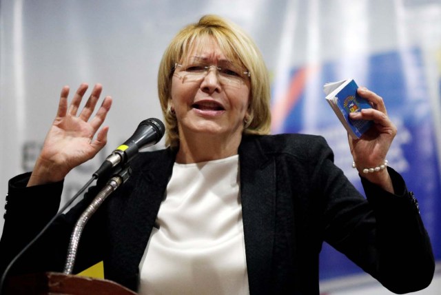 Venezuela's chief prosecutor Luisa Ortega Diaz holds a copy of the Venezuelan Constitution as she speaks during a conference in defense of the Constitution in Caracas, Venezuela August 6, 2017. REUTERS/Ueslei Marcelino