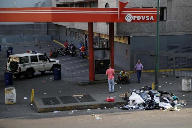 Foto de archivo. El logotipo corporativo de la petrolera estatal PDVSA se ve en una gasolinera en Caracas, Venezuela el 12 de abril de 2017. REUTERS/Marco Bello - RTS12R1K