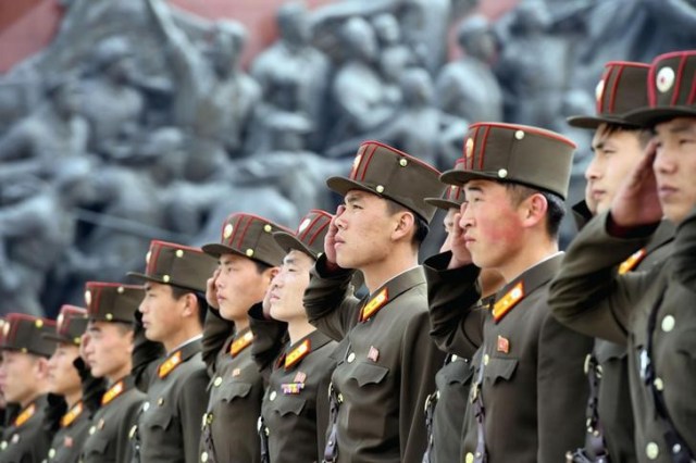 Imagen de archivo cedida a Reuters por la agencia Kyodo de unos soldados presentando sus respetos a unas estatuas de Kim Il-sung y de Kim Jong Il en Mansudae en Pyongyang, abr 25, 2017. Mandatory credit Kyodo/via REUTERS ATENCIÓN EDITORES IMAGEN SOLO PARA USO EDITORIAL CEDIDA COMO UNA CORTESÍA PARA SUS CLIENTES, SE DEBE CITAR LA FUENTE Y CON RESTRICCIÓN DE USO EN JAPÓN