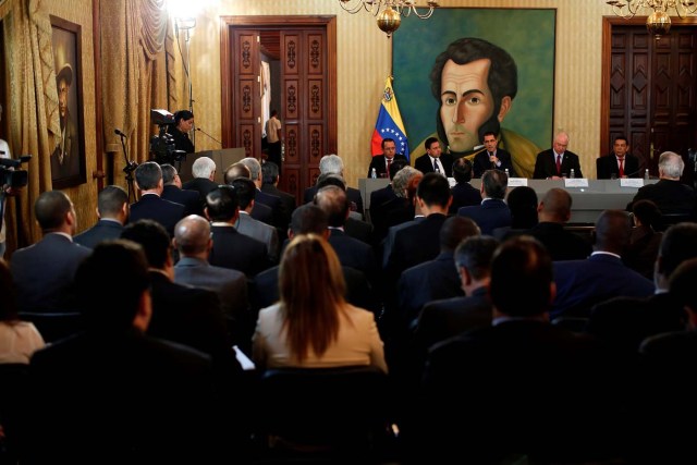 Venezuela's Foreign Minister Jorge Arreaza (C) delivers a speech in front of a paint of Venezuela's national hero Simon Bolivar, during a meeting of accredited diplomatic teams in Caracas, Venezuela August 12, 2017. REUTERS/Carlos Garcia Rawlins