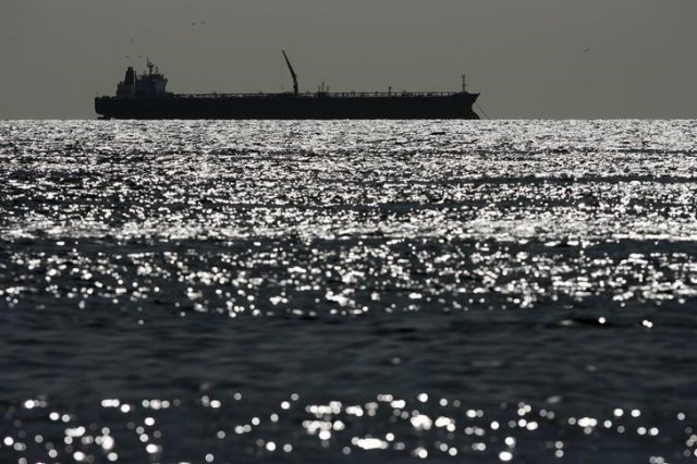 Imagen de archivo de un barco tanquero en las aguas del Lago Maracaibo en Zulia, Venezuela, mar 1, 2008. REUTERS/Jorge Silva (VENEZUELA)
