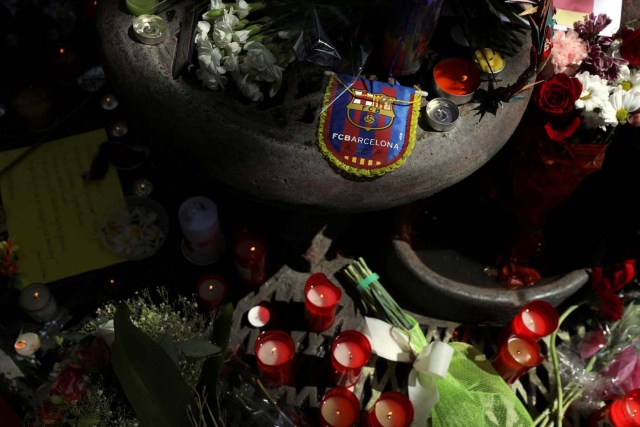 An impromptu memorial is seen a day after a van crashed into pedestrians at Las Ramblas in Barcelona, Spain August 18, 2017. REUTERS/Susana Vera