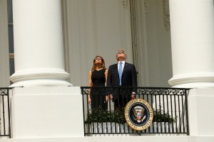 Donald Trump y familia también observaron el eclipse (video)