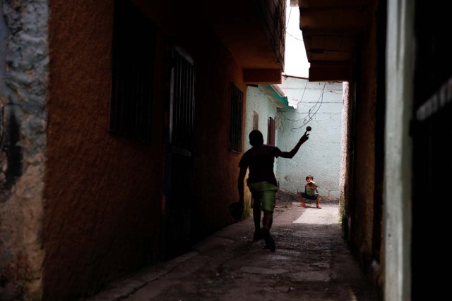 Aiberth Tovar (R), 7, practices baseball in front of his house in Caracas, Venezuela August 30, 2017. Picture taken August 30, 2017. REUTERS/Carlos Garcia Rawlins