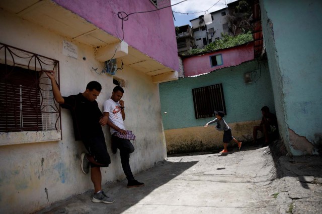 Aiberth Tovar (C), 7, practices baseball in front of his house in Caracas, Venezuela August 30, 2017. Picture taken August 30, 2017. REUTERS/Carlos Garcia Rawlins