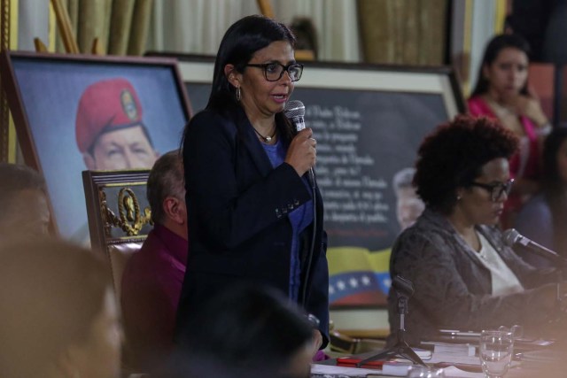 CAR105 - CARACAS (VENEZUELA), 05/08/2017. La presidenta de la Asamblea Nacional Constituyente (ANC), Delcy Rodríguez, dirige una sesión de ede organismo hoy, sábado 5 de agosto de 2017, en Caracas (Venezuela). El nuevo fiscal general de Venezuela, Tarek William Saab, dijo hoy que la destitución de su predecesora, Luisa Ortega Díaz, restituye el "orden jurídico severamente infringido" en el país, al tiempo que defendió la decisión que designó en el cargo porque está ajustada a la "legalidad". EFE/CRISTIAN HERNÁNDEZ