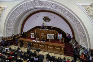 Denuncian robo de equipos del Parlamento tras sesión de Constituyente