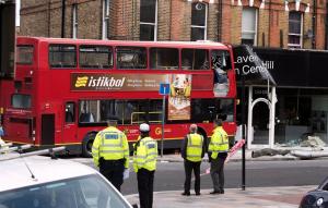 Detenido un corredor en Londres por empujar a una mujer frente a un autobús