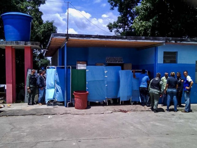 VEN13 - PUERTO AYACUCHO (VENEZUELA), 16/8/2017.- Funcionarios de la Guardia Nacional Bolivariana custodian las inmediaciones de la prisión de Puerto Ayacucho hoy, 16 de agosto del 2017, en la ciudad de Puerto Ayacucho, Venezuela. Al menos 37 personas murieron y 14 funcionarios resultaron heridos durante la toma de una prisión en el estado Amazonas, al sur de Venezuela, informó hoy el Ministerio Público (MP). EFE/Pedro zapata