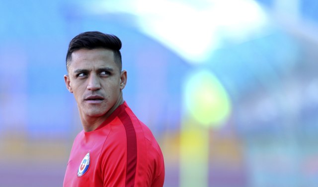 TOL21 KAZÁN (RUSIA), 27/06/2017.- El delantero chileno Alexis Sánchez durante el entrenamiento del equipo en Kazán, Rusia hoy 27 de junio de 2017. Chile se enfrentará mañana a Portugal en las semifinales de la Copa Confederaciones. EFE/Tolga Bozoglu