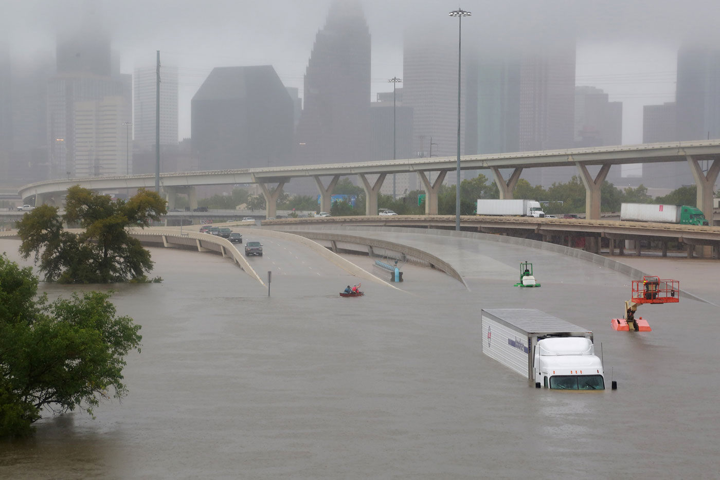 Houston sucumbe a inundaciones sin precedentes causadas por Harvey