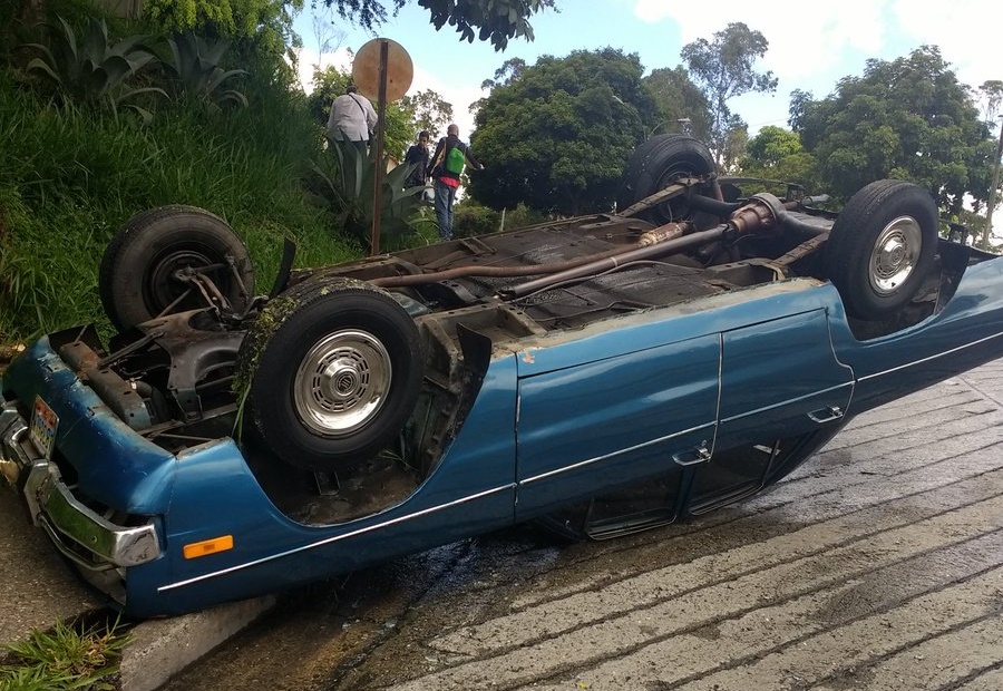 Reportan volcamiento de vehículo en la bajada de Los Naranjos en Baruta