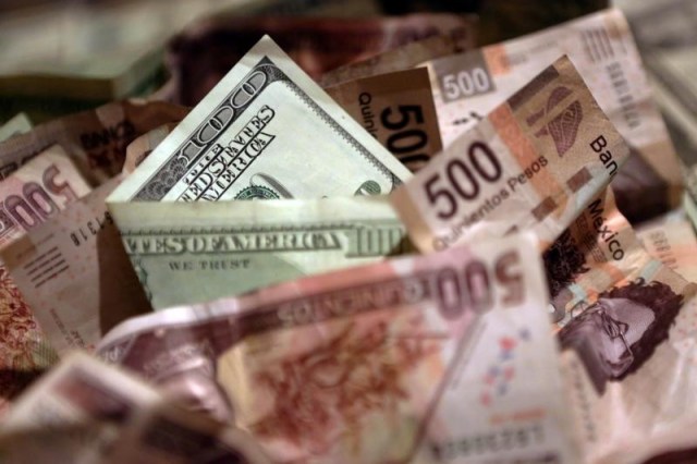 En la foto de archivo, 100 dólares americanos y billetes mexicanos. 3 de nociembre de 2016. REUTERS/Edgard Garrido