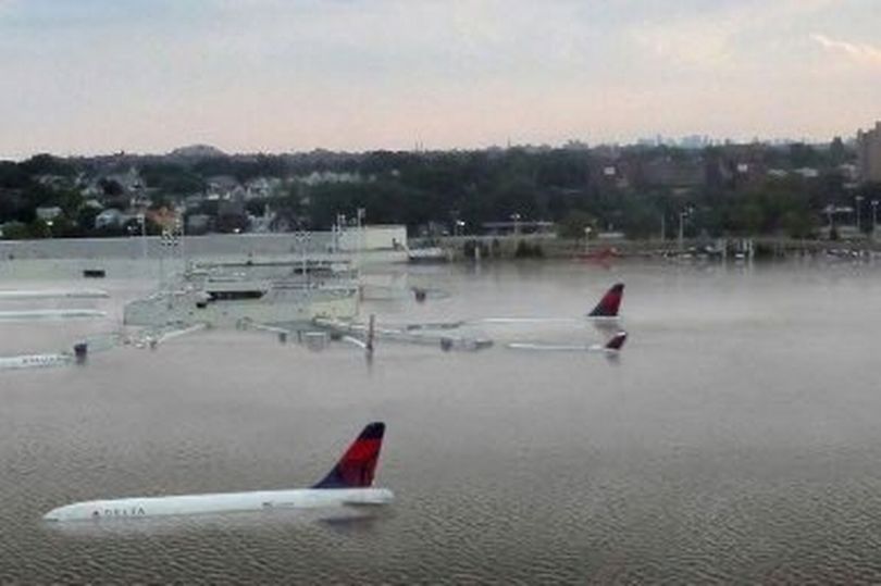 La foto que circula en redes con el aeropuerto de Houston inundado es falsa
