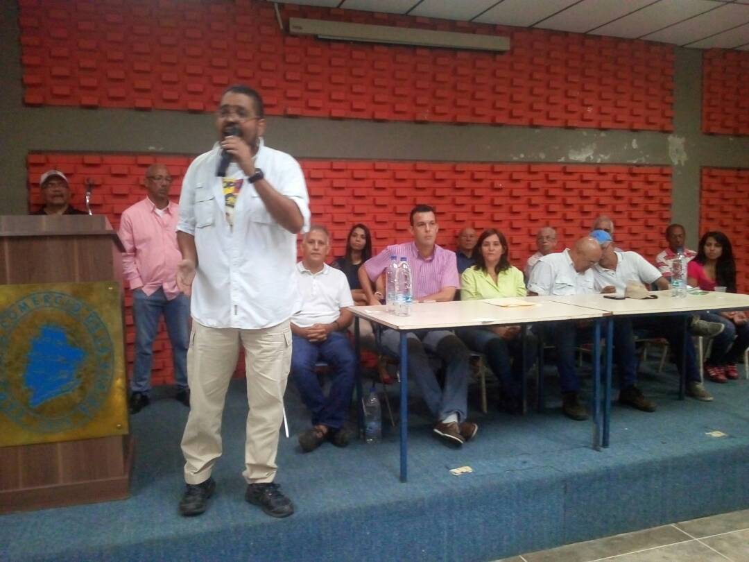 Winston Flores: Los puertos y el aeropuerto deben volver a manos de los varguenses