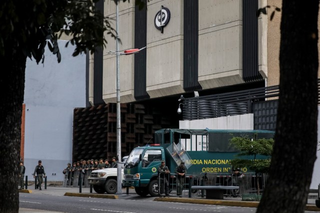 Sede principal del Ministerio Público (MP) en Caracas, tomada por parte de un contingente de la Guardia Nacional Bolivariana que mantiene rodeada la institución. EFE/Miguel Gutiérrez