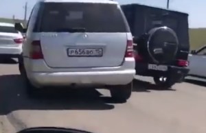 Dos imbéciles al volante en dos camionetas Mercedes-Benz (VIDEO)