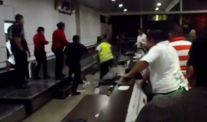 Burro e´golpiza se armó en el mostrador de Aserca en Maiquetía (VIDEO)