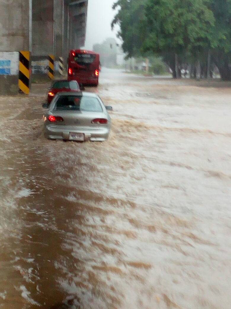 Inundada la Intercomunal Guarenas-Guatire por el palo de agua (FOTOS)