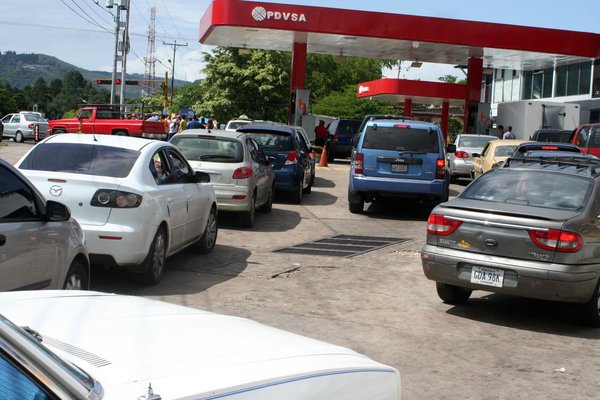 Colapsado estuvieron algunos sectores en San Cristóbal, donde las colas para surtir gasolina tomaban dos canales de circulación. (Foto: (Tulia Buriticá)