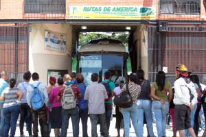 Venezolanos ahora huyen de la crisis en autobús