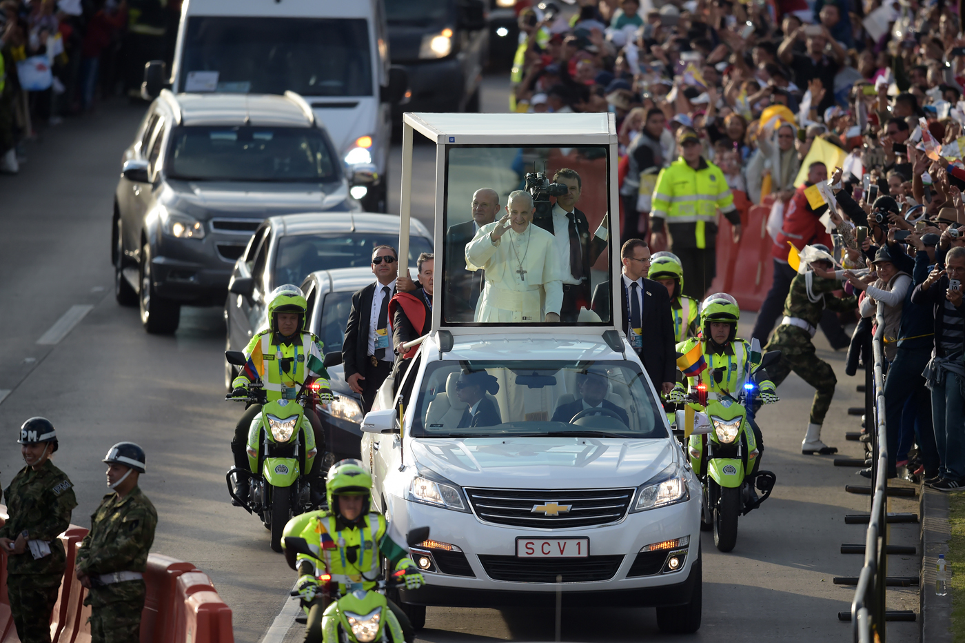 El papa Francisco se da su primer baño de multitudes en Colombia (+fotos)
