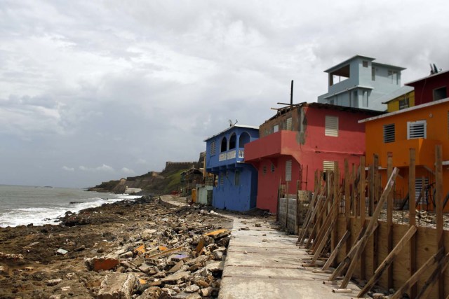 A general view shows the neighbourhood of La Perla in the aftermath of Hurricane Maria in San Juan, Puerto Rico, on September 22, 2017. Puerto Rico battled dangerous floods Friday after Hurricane Maria ravaged the island, as rescuers raced against time to reach residents trapped in their homes and the death toll climbed to 33. / AFP PHOTO / Ricardo ARDUENGO