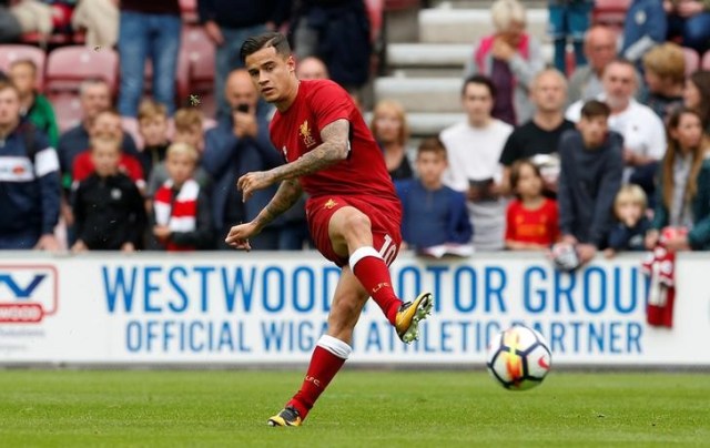 Foto de archivo del centrocampista del Liverpool Philippe Coutinho calentando antes de un partido. Reuters/Craig Brough