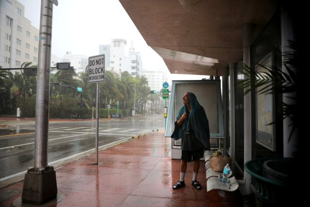 Un indigente busca refugio de las lluvias ocasionadas por el huracán Irma en Florida, EEUU. REUTERS/Carlos Barria