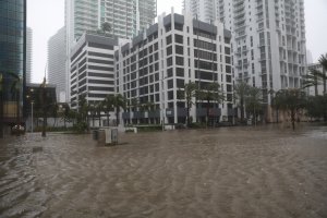 El huracán Irma se acerca a Tampa en su avance hacia el norte de Florida