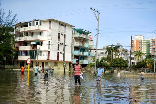 Unas personas transitan por un área inundada tras el paso del huracán Irma por La Habana, sep 11, 2017. REUTERS/Alexandre Meneghini