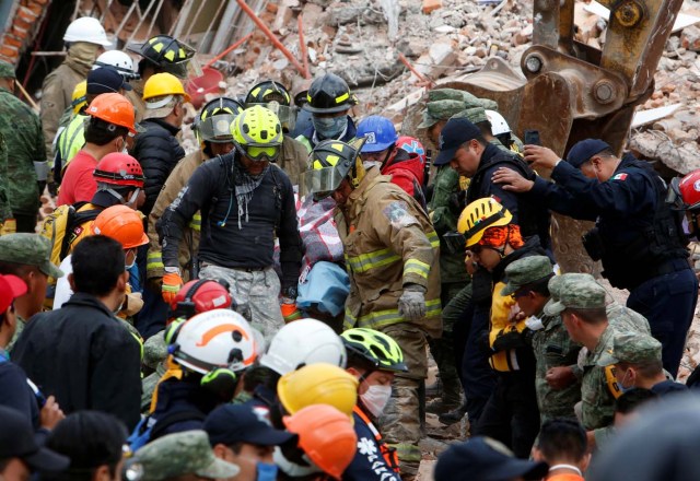 Socorristas trabajando en los restos derruidos de un edificio tras un sismo en Ciudad de México, sep 20, 2017. REUTERS/Ginnette Riquelme