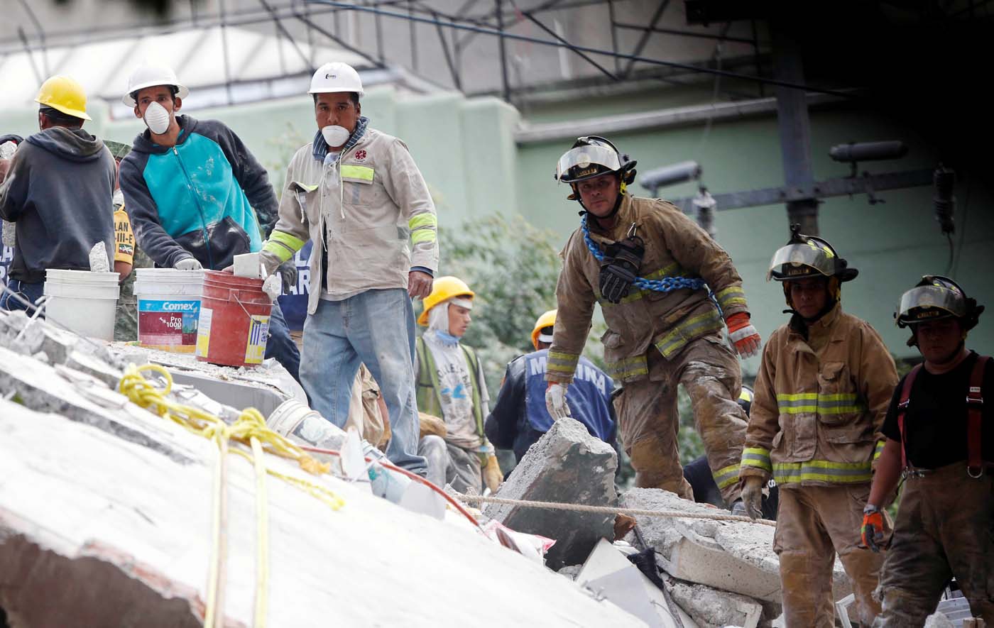 Sigue búsqueda de una persona bajo los escombros del Colegio Enrique Rébsamen en México