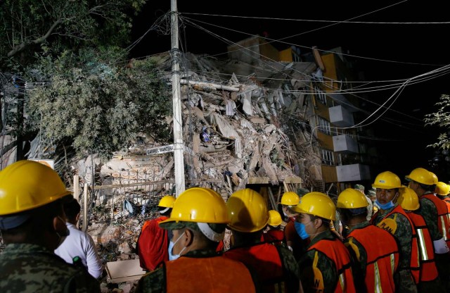 Socorristas trabajando en el área de un edificio derruido tras un sismo en Ciudad de México, sep 20, 2017. REUTERS/Henry Romero
