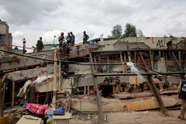 Rescatistas buscan personas atrapadas en los escombros trtas el terremoto en México. REUTERS/Jose Luis Gonzalez