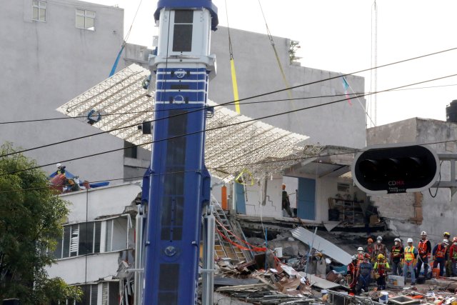 Una grúa quita los restos de un edificio derrumbado después de un terremoto en la ciudad de México, 23 de septiembre de 2017. REUTERS / Henry Romero