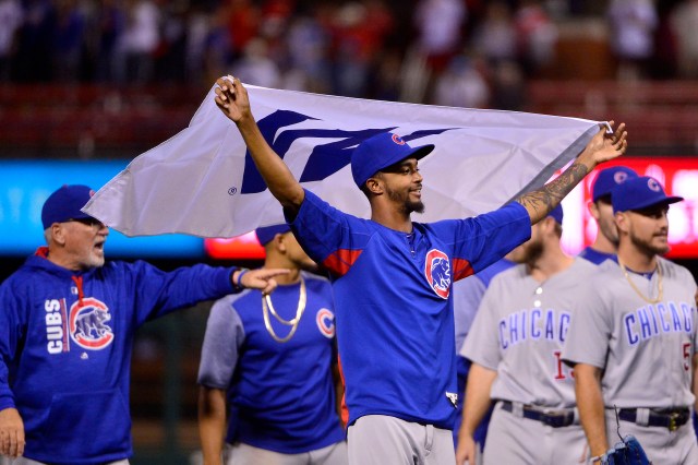 Sep 27, 2017; El relevista de los Cachorros de Chicago, Carl Edwards Jr. (6) celebra con la Bandera W luego de vencer a los Cardenales de San Luis y conquistar el título divisional en el  Busch Stadium.  Jeff Curry-USA TODAY Sports