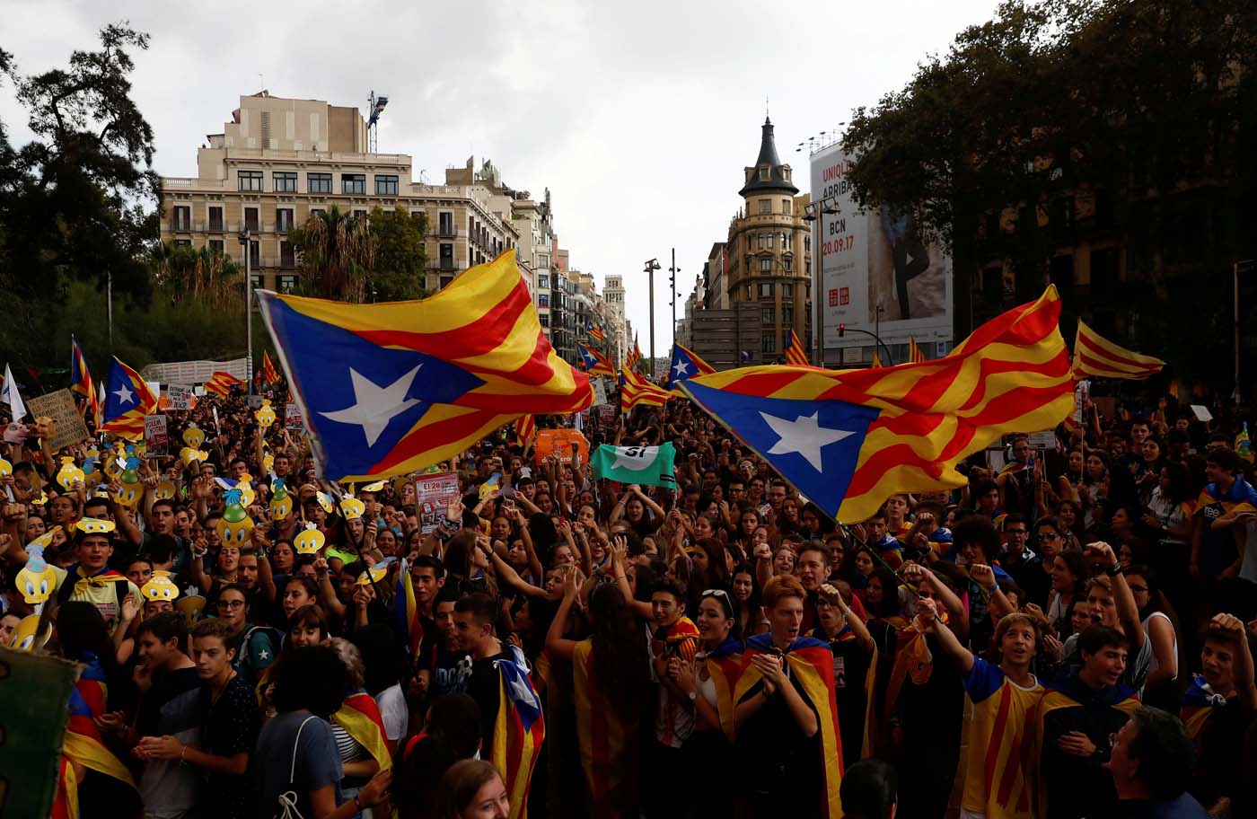 Miles de estudiantes defienden en las calles el referendo en Cataluña (fotos)