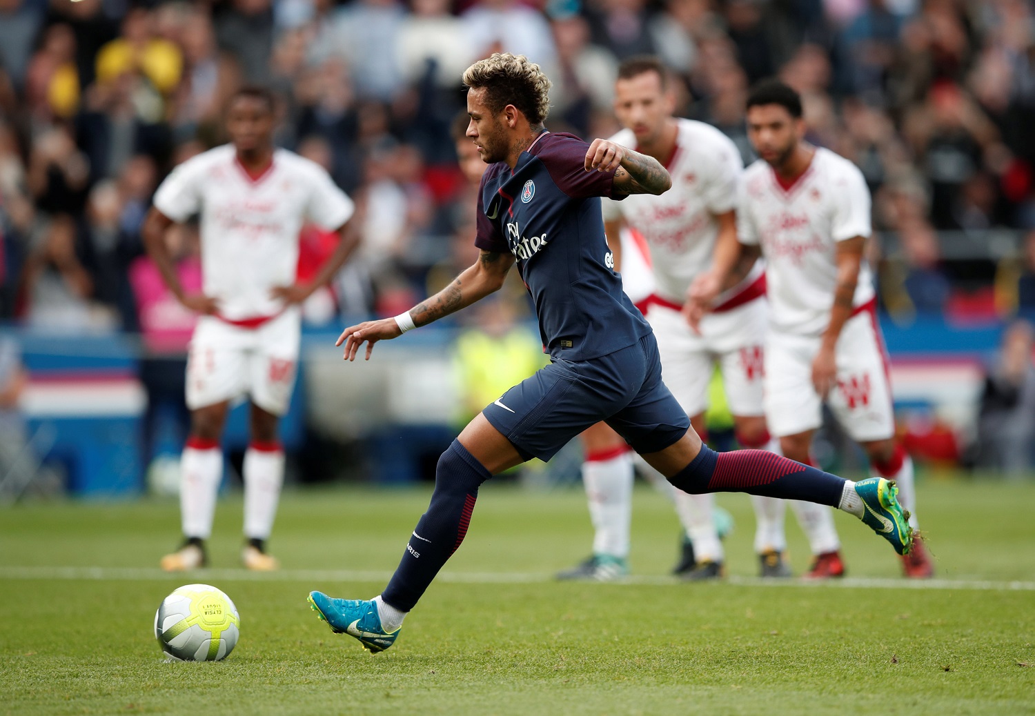 Neymar lanza y marca un penal para el PSG tras polémica con Cavani