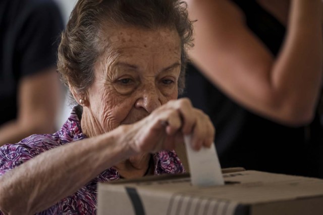 CAR06. CARACAS (VENEZUELA), 10/09/2017.- Una señora participa en la votación de las primarias de la alianza Mesa de la Unidad Democrática (MUD) hoy, domingo 10 de septiembre del 2017, en Caracas (Venezuela). El diputado opositor venezolano Henry Ramos Allup aseguró hoy que la participación de los ciudadanos en las primarias de la alianza Mesa de la Unidad Democrática (MUD) para elegir candidatos unitarios para las elecciones de gobernadores se está produciendo "por encima de lo estimado". EFE/Miguel Gutiérrez